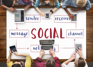 Dijital aygıtlar kullanan insanlar