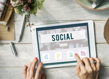 dijital tablet kullanan kadın