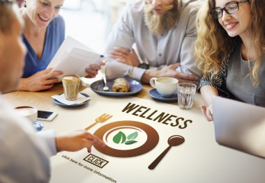 insanlar sağlık hakkında tartışıyor 