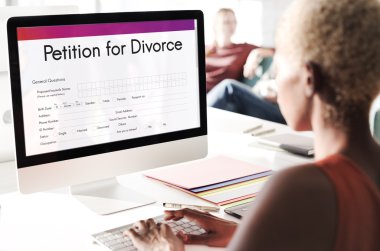 işkadını üstünde bilgisayar Boşanma dilekçesi ile çalışma