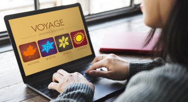 Dizüstü bilgisayarla çalışan kadın