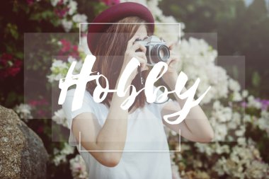 Fotoğrafları yapma şapkalı kız