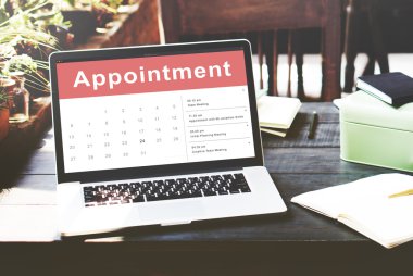 ahşap masa üstünde açılan laptop