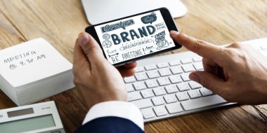 Cep telefonlu iş adamı