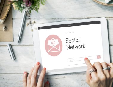 dijital tablet kullanan kadın