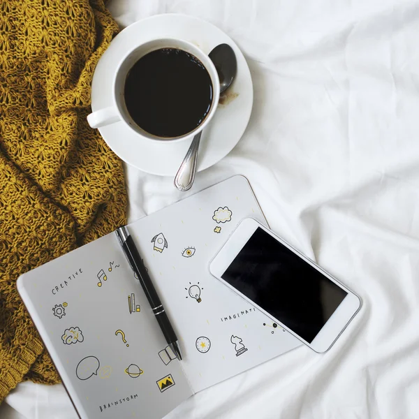 Smartphone och kaffe på sängen — Stockfoto