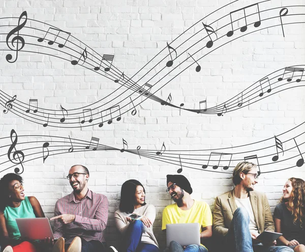 Різноманітність друзів біля стіни з музикою — стокове фото