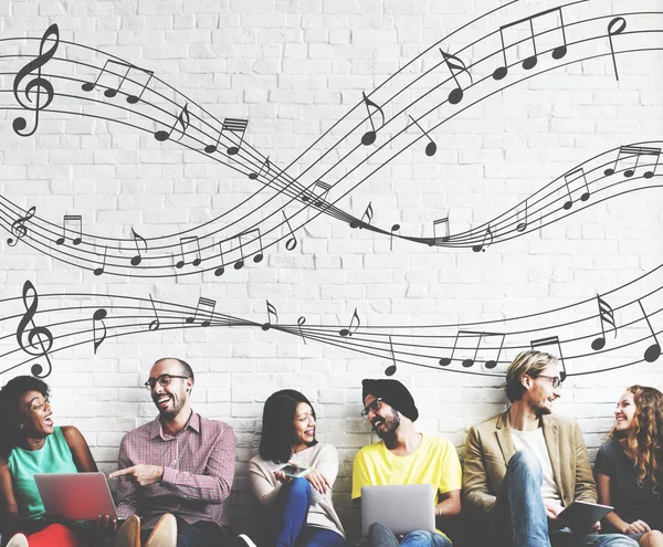 Diversidad de amigos cerca de la pared con música — Foto de Stock