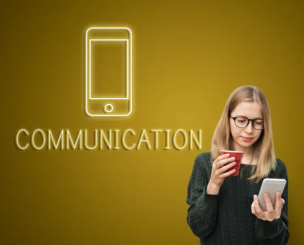 Menina com smartphone e copo vermelho — Fotografia de Stock