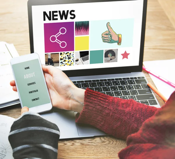 Meisjes met laptop en smartphone — Stockfoto