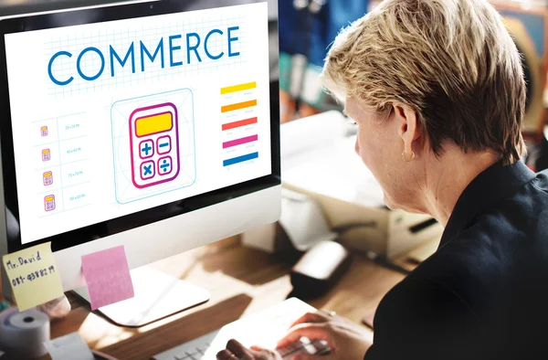 Businesswoman working on computer — Stock Photo, Image