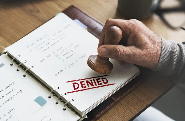 Man stempel zetten papieren notitieblok — Stockfoto