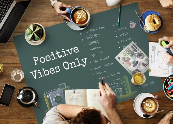 Tabel met poster met alleen positieve Vibes — Stockfoto