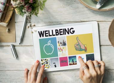 dijital tablet kullanan kadın