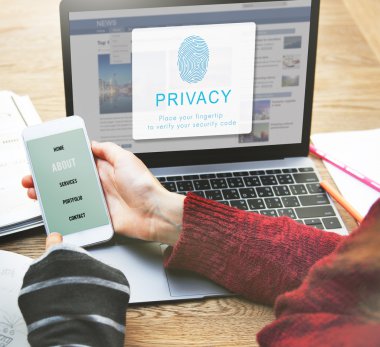 dizüstü bilgisayar ve smartphone ile kız