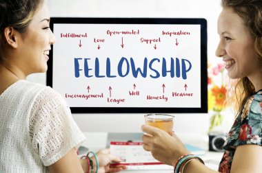 Kadınlar konuşuyor ve gülüyor.