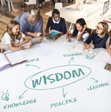 öğretmen çocukların grup ile