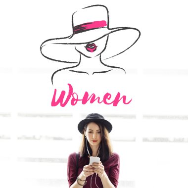 Akıllı telefon tarama şapkalı kadın