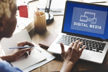 Dijital medya ile dizüstü bilgisayar üzerinde çalışan kadın