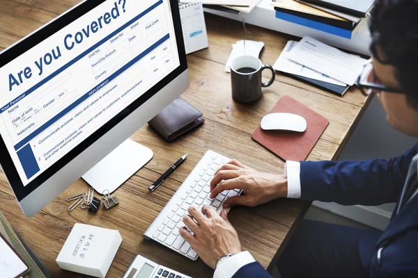 Empresario escribiendo en el teclado de la computadora —  Fotos de Stock