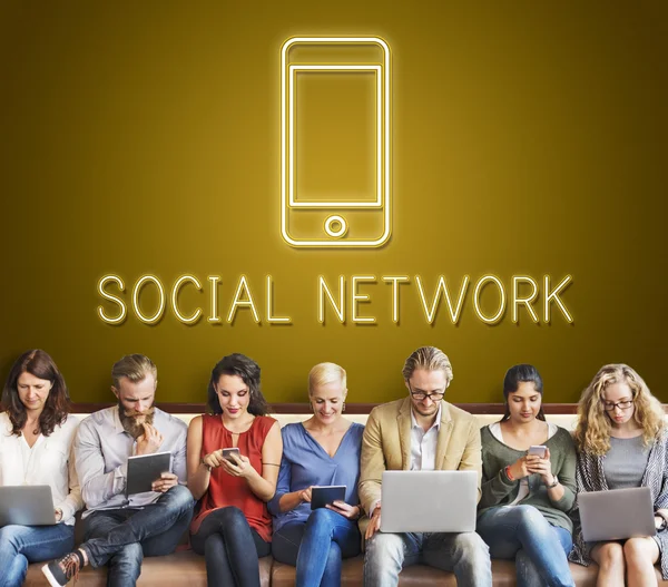As pessoas se sentam com dispositivos e Rede Social — Fotografia de Stock
