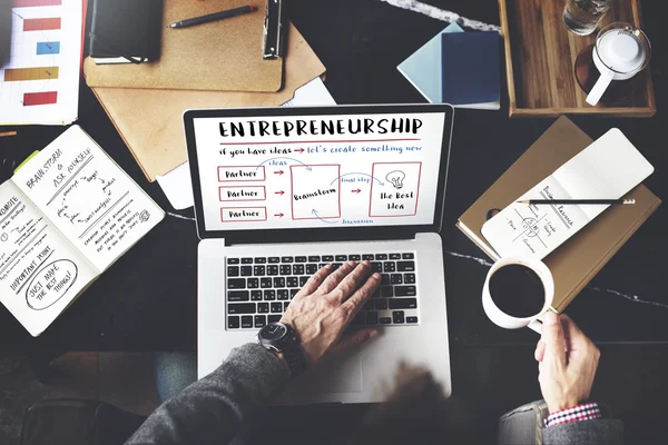 Manos masculinas escribiendo en el portátil — Foto de Stock