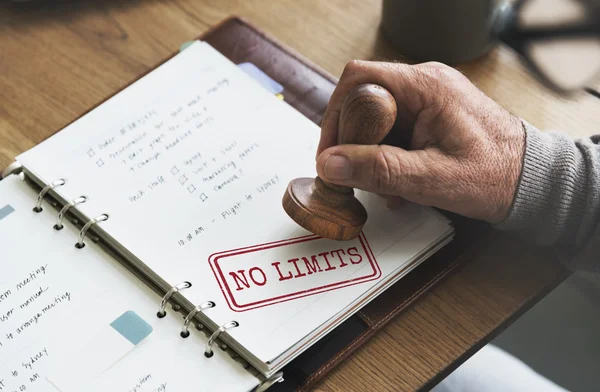 Mann setzt Stempel auf Papier-Notizbuch — Stockfoto