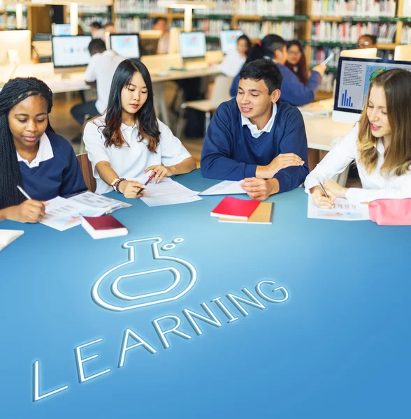 Estudiantes de diversidad en clase — Foto de Stock