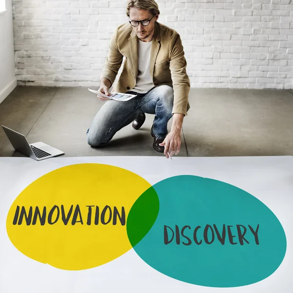 Homme d'affaires travaillant avec Innovation Discovery — Photo