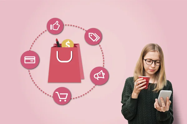 Mädchen mit Smartphone und roter Tasse — Stockfoto