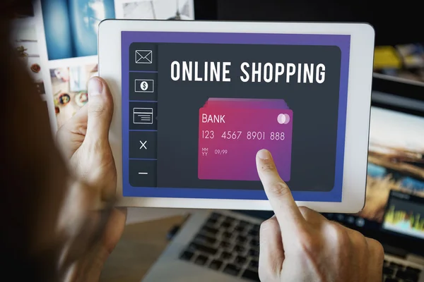 Homem tocando Digital Tablet — Fotografia de Stock