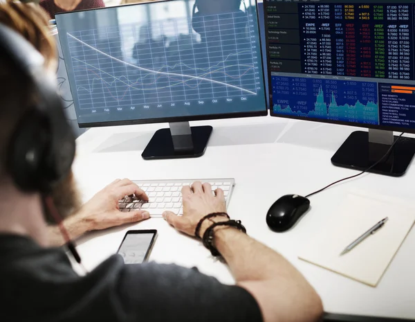 Affärsman som arbetar på dator med Graf — Stockfoto