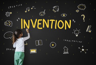 yazı tahtası üzerinde çizim kız