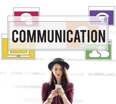 Akıllı telefon tarama şapkalı kadın