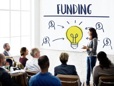 İş arkadaşları birlikte çalışıyor.