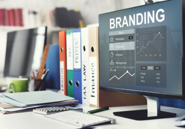 bilgisayar metin üstünde perde ile