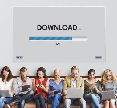 aygıtlar ve download ile insanlar oturup