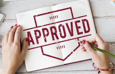 Onaylı konseptiyle çalışan kadın