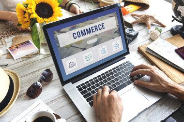 Dizüstü bilgisayar kullanan kadın