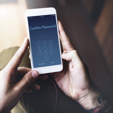 Cep telefonu kullanan adam
