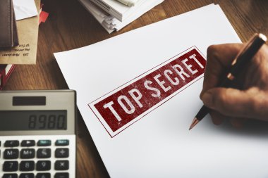 beyaz kağıt üzerine yazma kişi