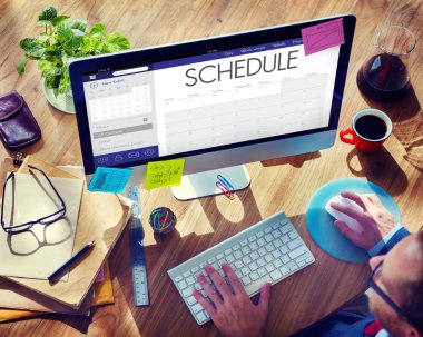 Bilgisayar kullanan adam 