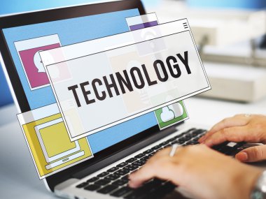 Dizüstü bilgisayarda yazan kadın klavyesi