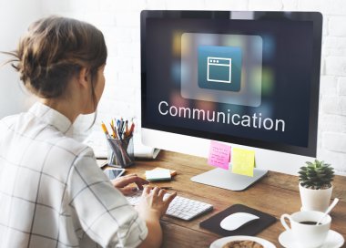 bilgisayarla çalışma kız