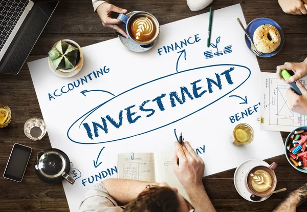 Tisch mit Poster mit Investition — Stockfoto