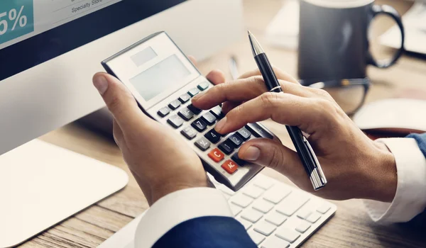 Businessman using calculator — Stock Photo, Image