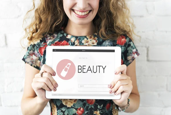 Menina com tablet digital nas mãos — Fotografia de Stock