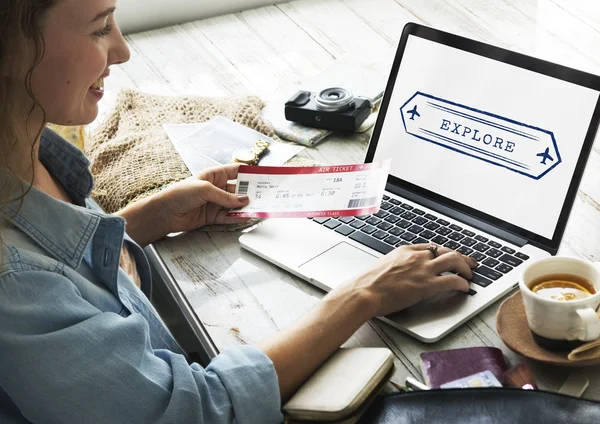 Femme au bureau travaillant avec un ordinateur portable — Photo