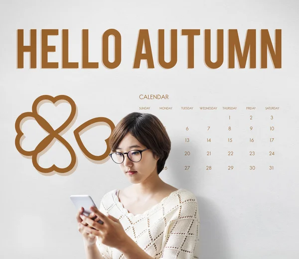 Chica asiática mirando en la pantalla del teléfono —  Fotos de Stock