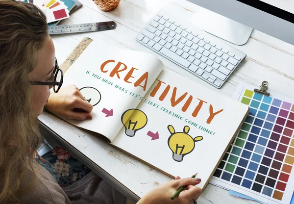 Mujer con cuaderno de dibujo en la oficina — Foto de Stock